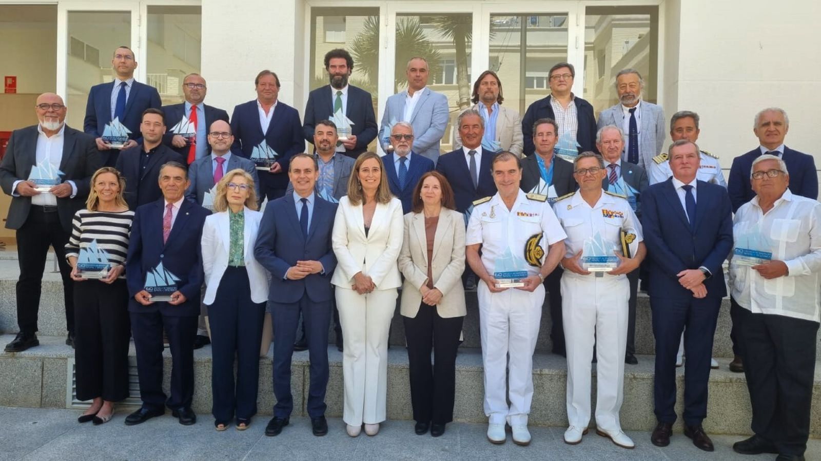 Foto de familia tras el acto de aniversario.