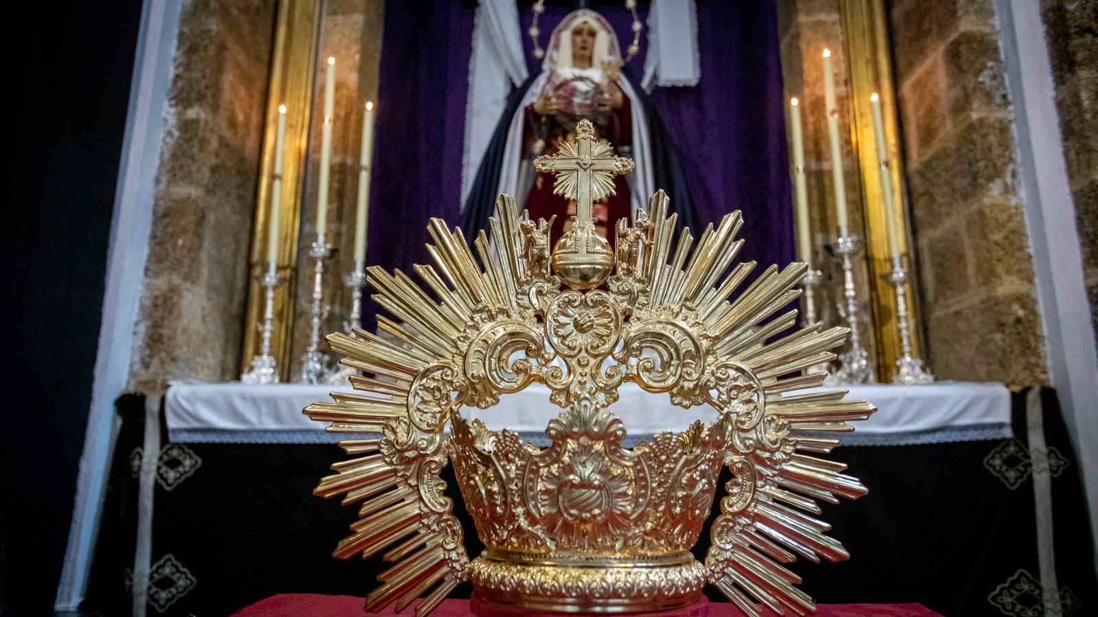 Nueva corona para la Virgen de la Soledad, de Santo Entierro.