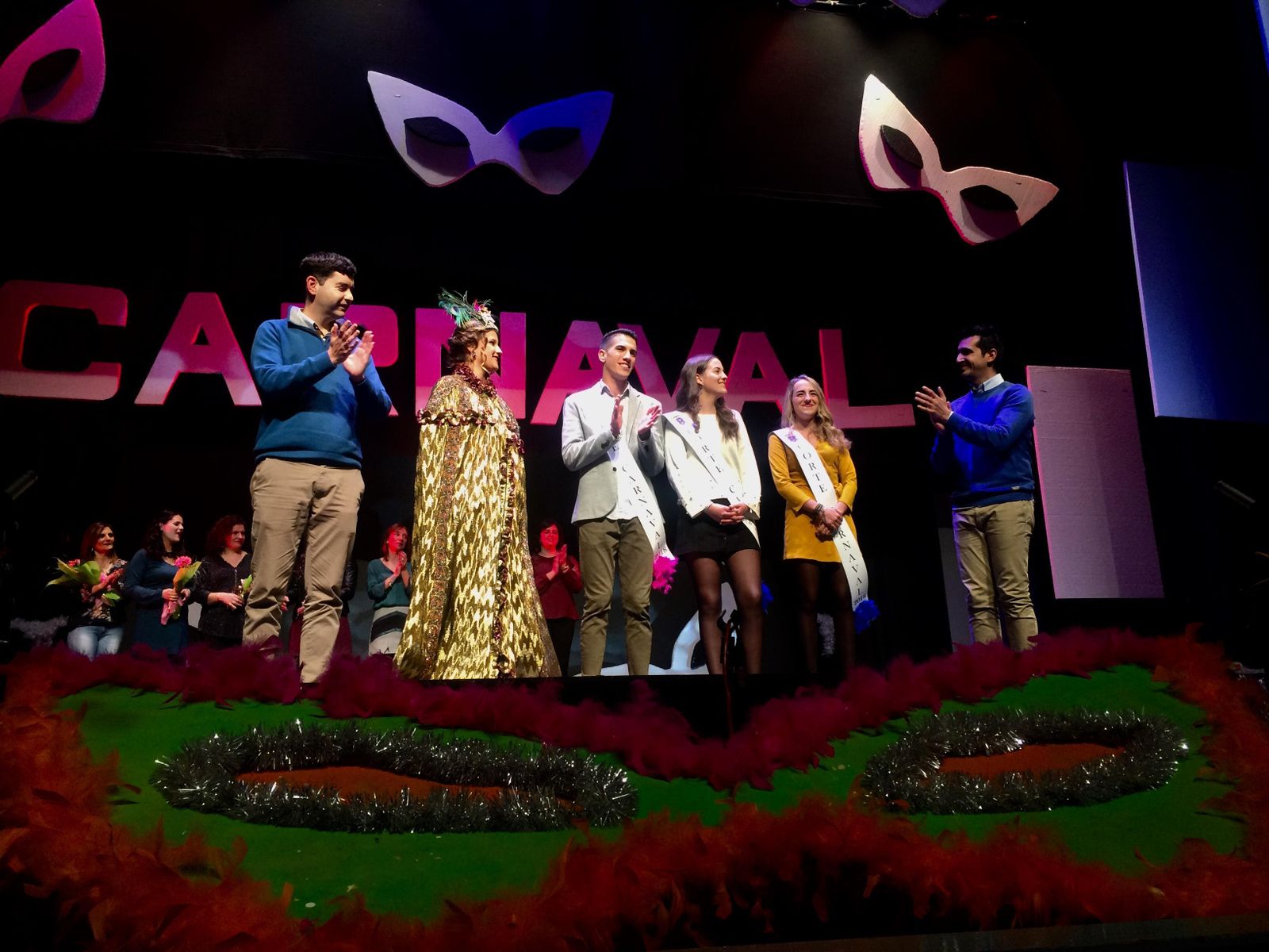 El alcalde con la reina y damas del Carnaval valverdeño.