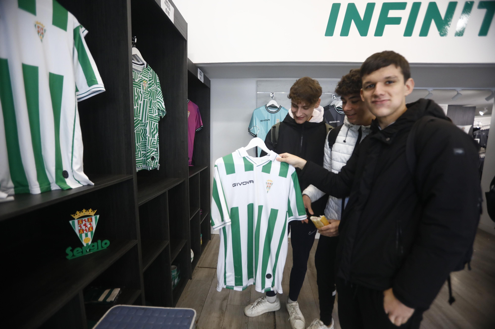 La venta de las equipaciones del Córdoba CF de esta temporada, en imágenes