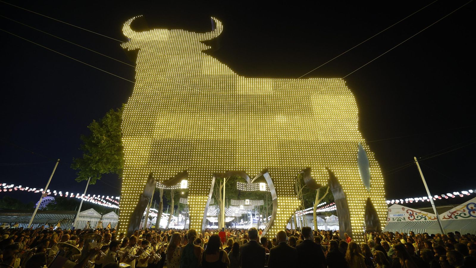 El público no ha querido perderse el momento especial que marca el pistoletazo de salida de la feria. El público no ha querido perderse el momento especial que marca el pistoletazo de salida de la feria.