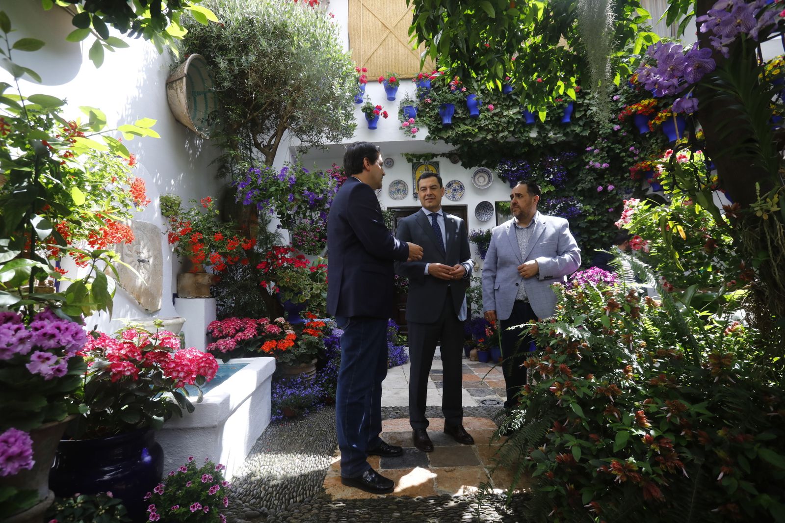 La visita de Juanma Moreno a los Patios de Córdoba, en imágenes.