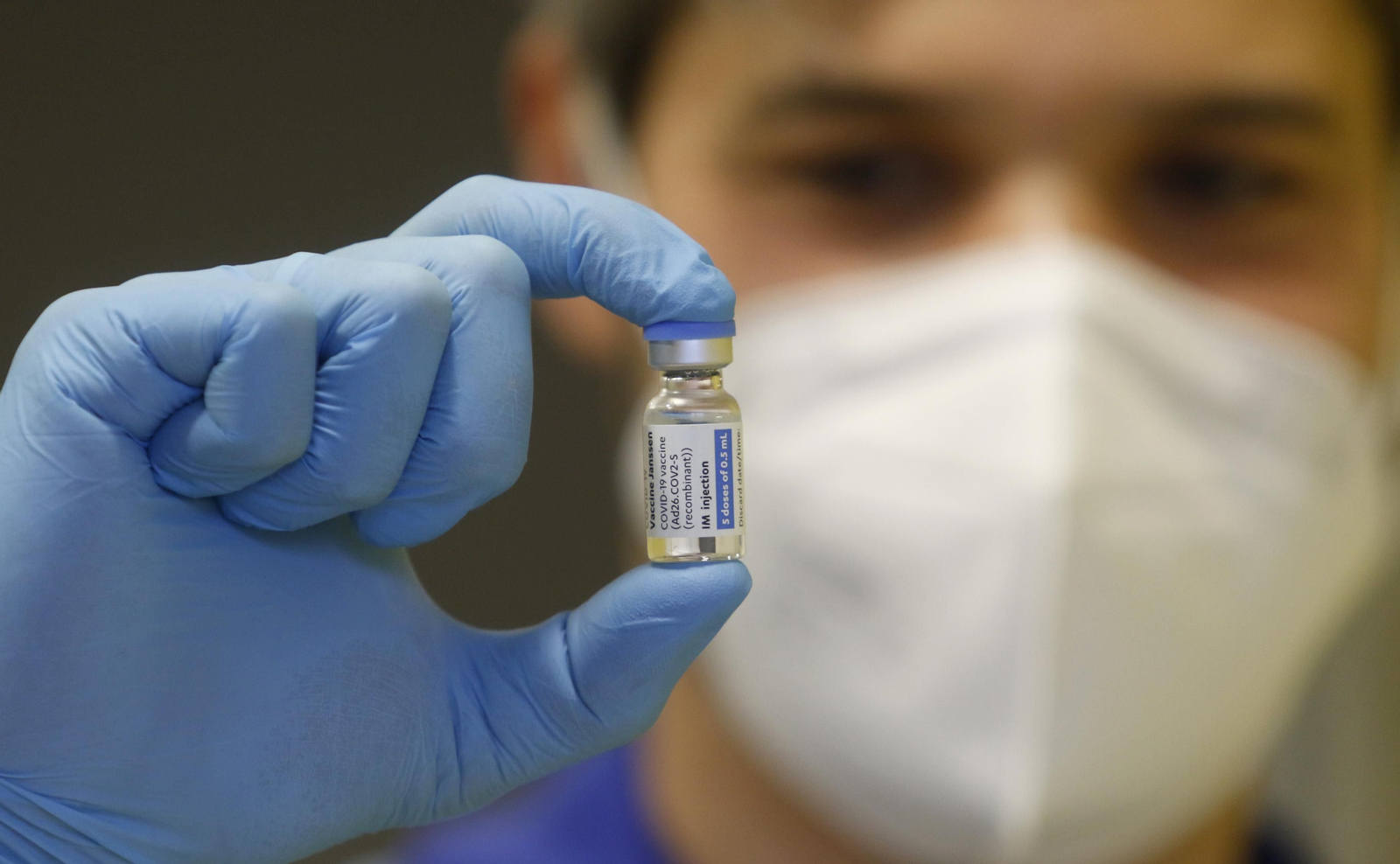 La ilusión de los primeros vacunados con Janssen en Córdoba para combatir el coronavirus, en imágenes