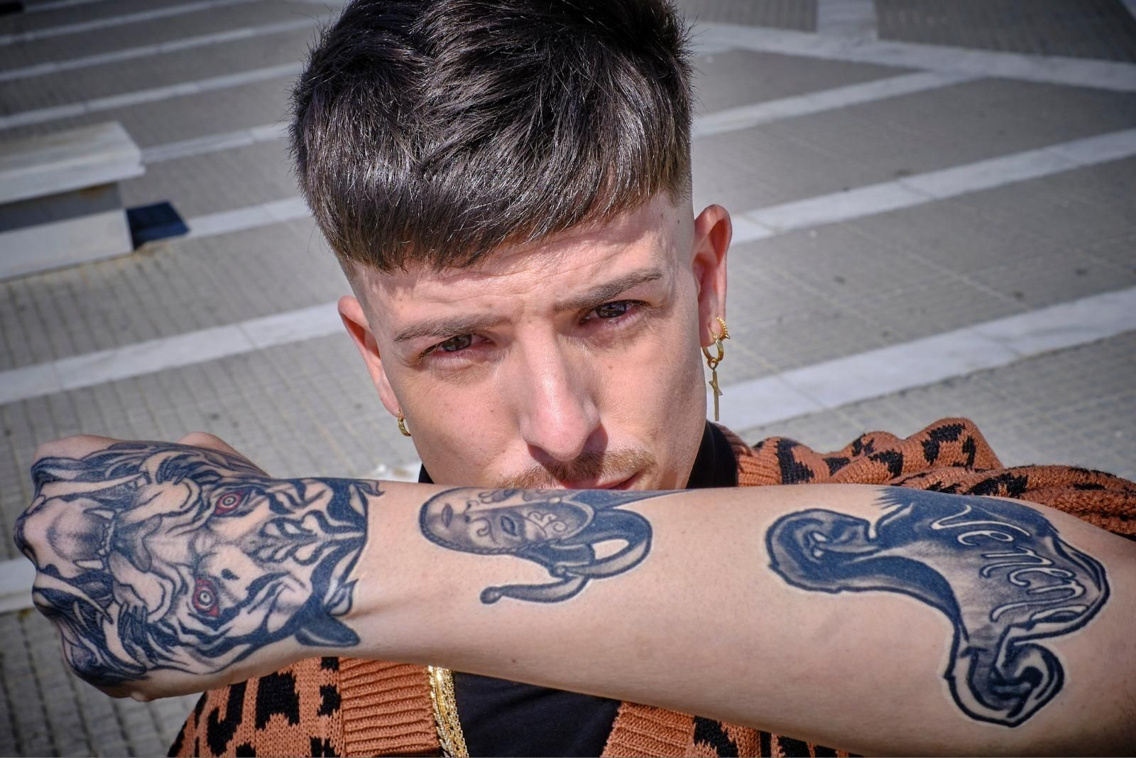 El artista gaditano Fran Rozzano muestra sus tatuajes carnavaleros.