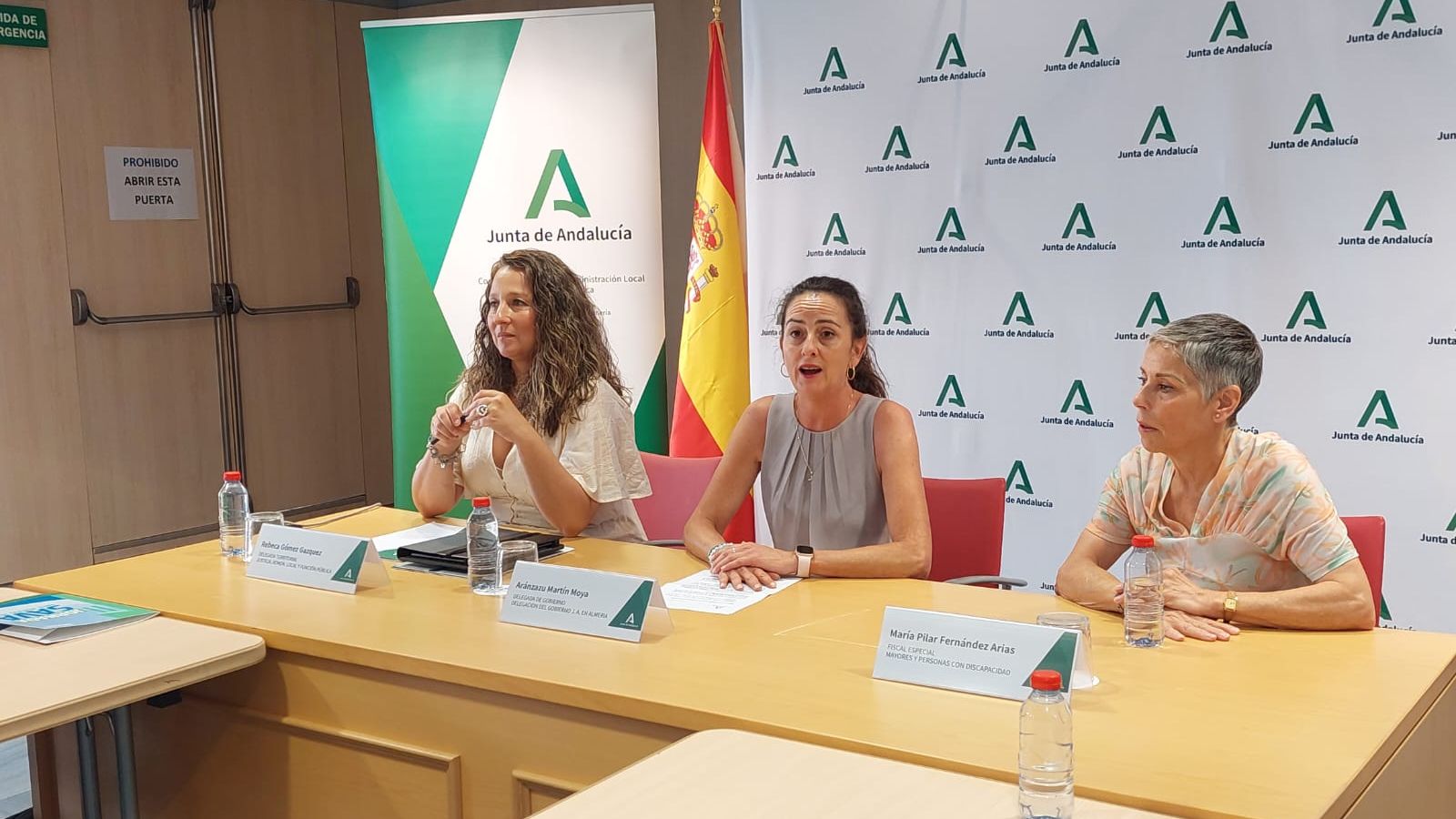 La delegada explica a los asistentes a la reunión las claves y objetivos de esta iniciativa que presta en Almería FAAM