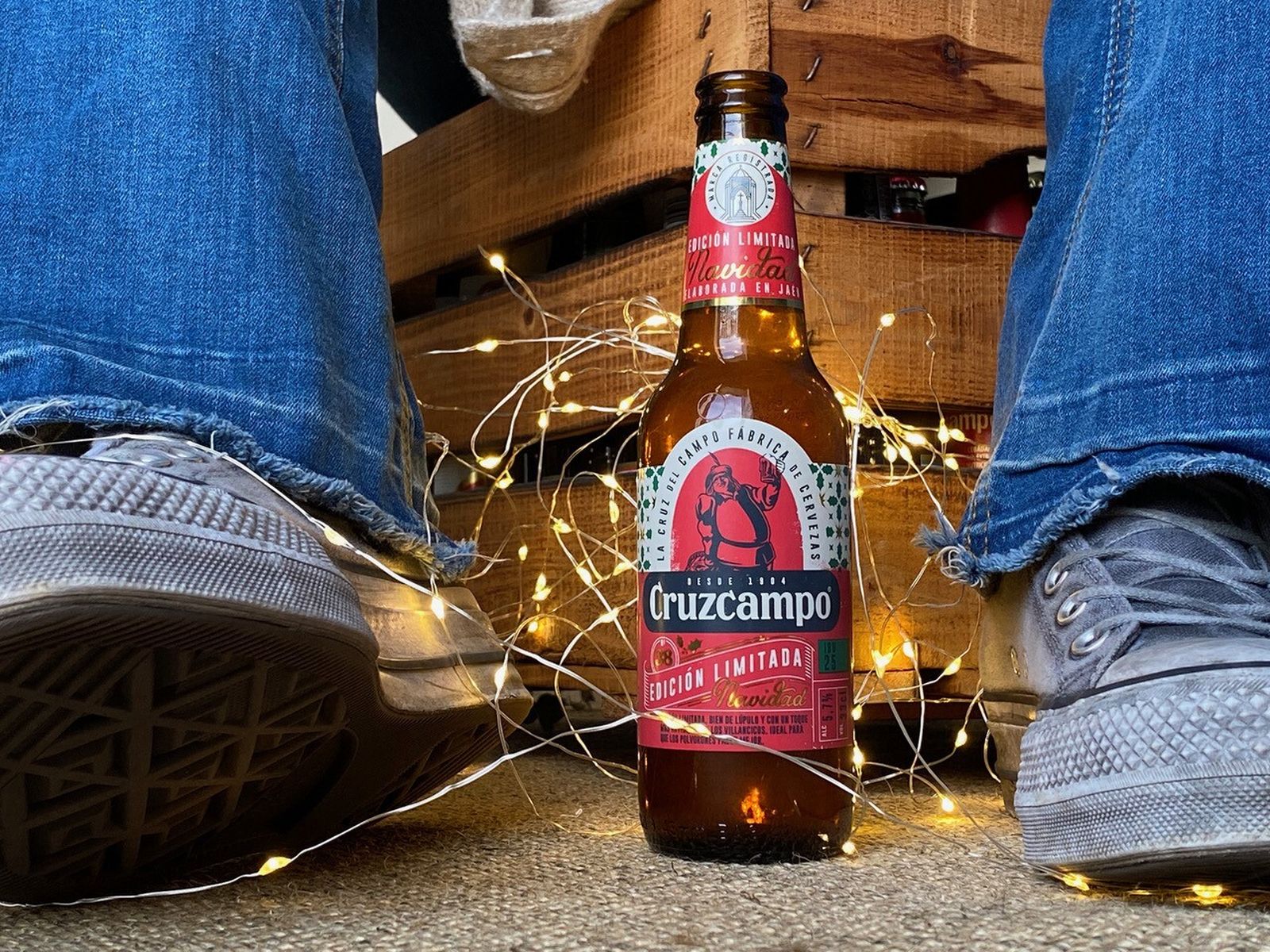 Para la receta se ha usado los lúpulos Motueka de Nueva Zelanda y el Chinook de Estados Unidos, junto con la levadura propia de Cruzcampo.