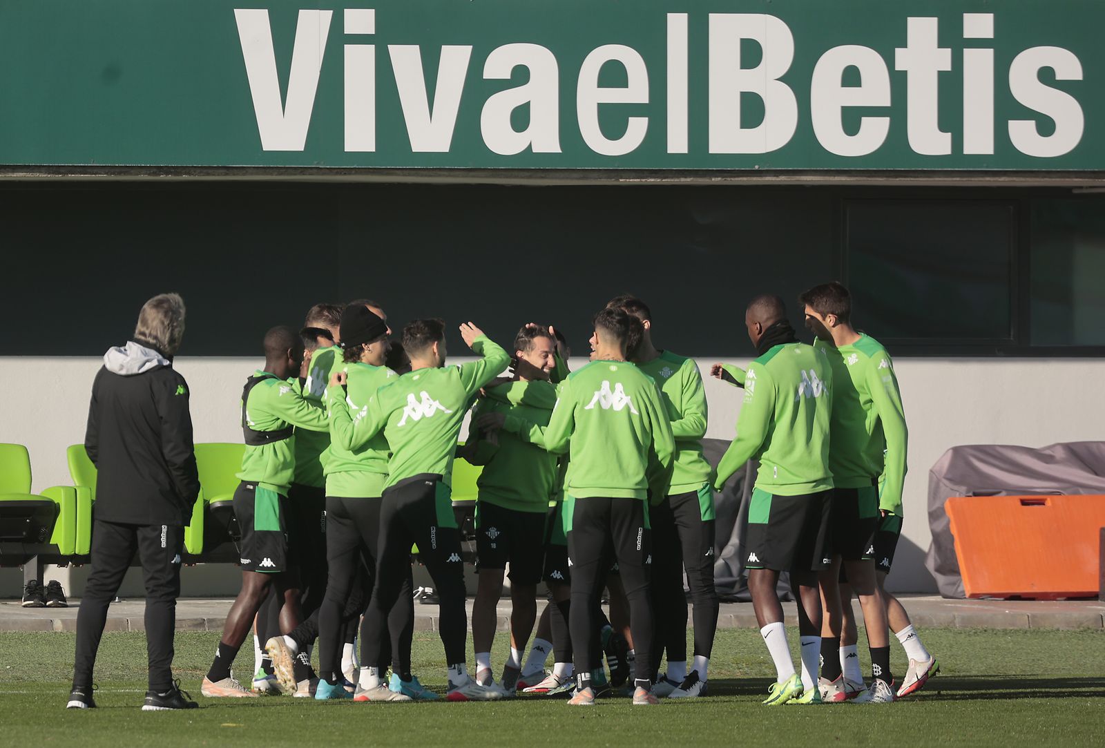 Los jugadores béticos le realizan un pasillo a Guardado.