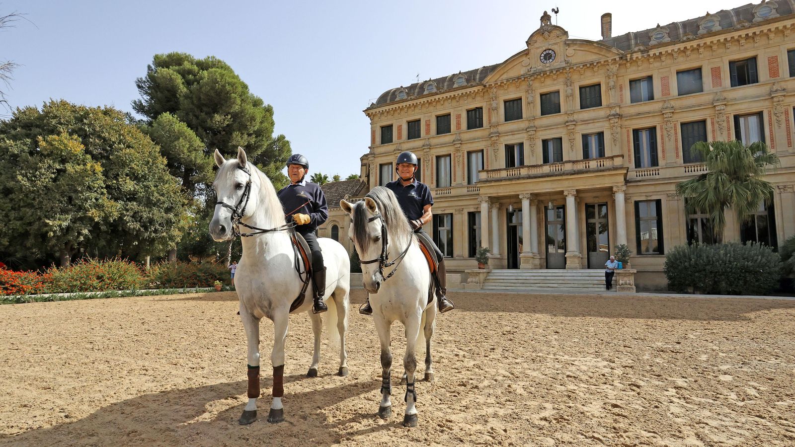 Rafael Soto y Álvaro Domecq, en uno de los picaderos de la Real Escuela.
