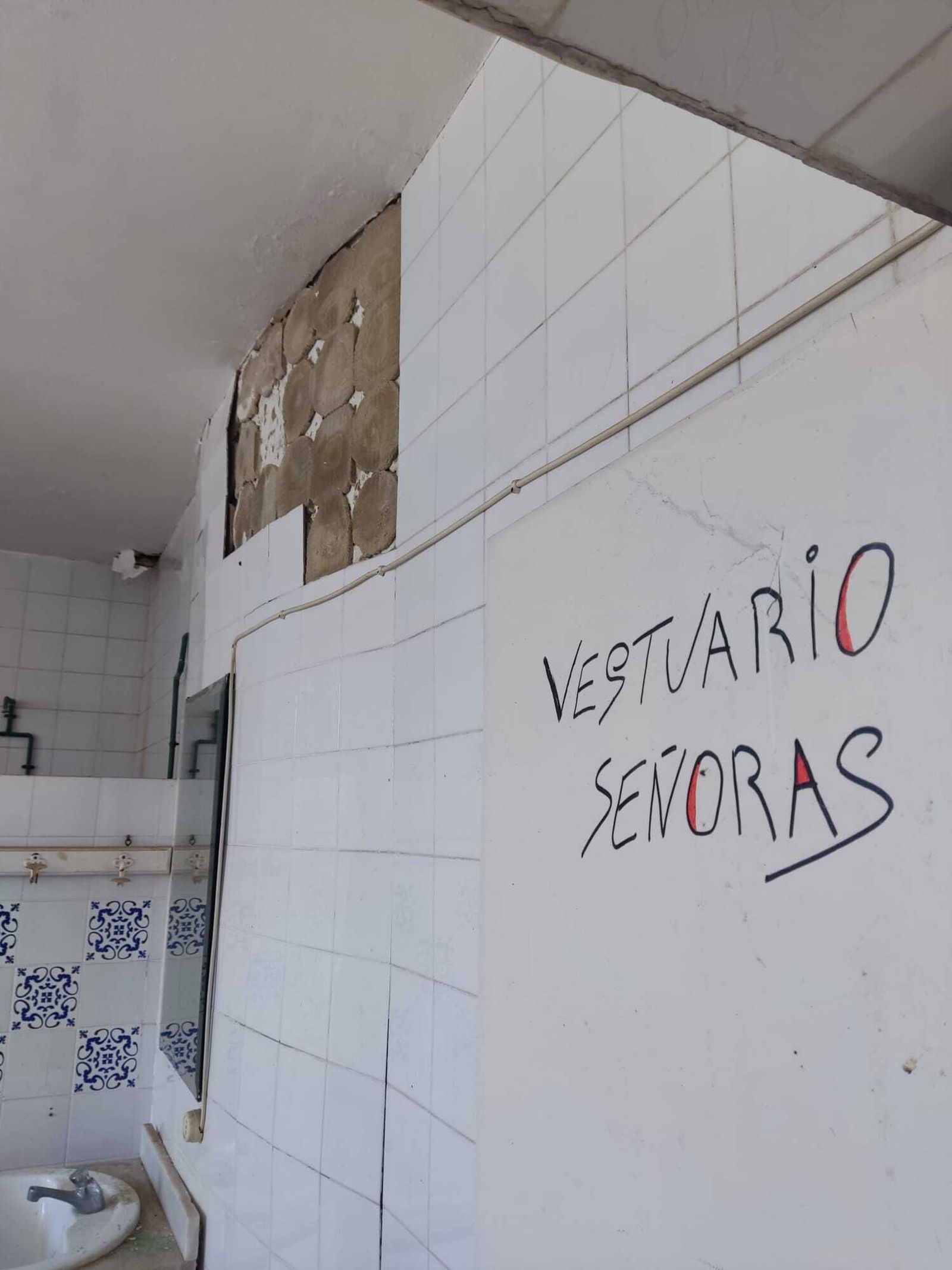 Estado del baño de las instalaciones deportivas de La Asunción.