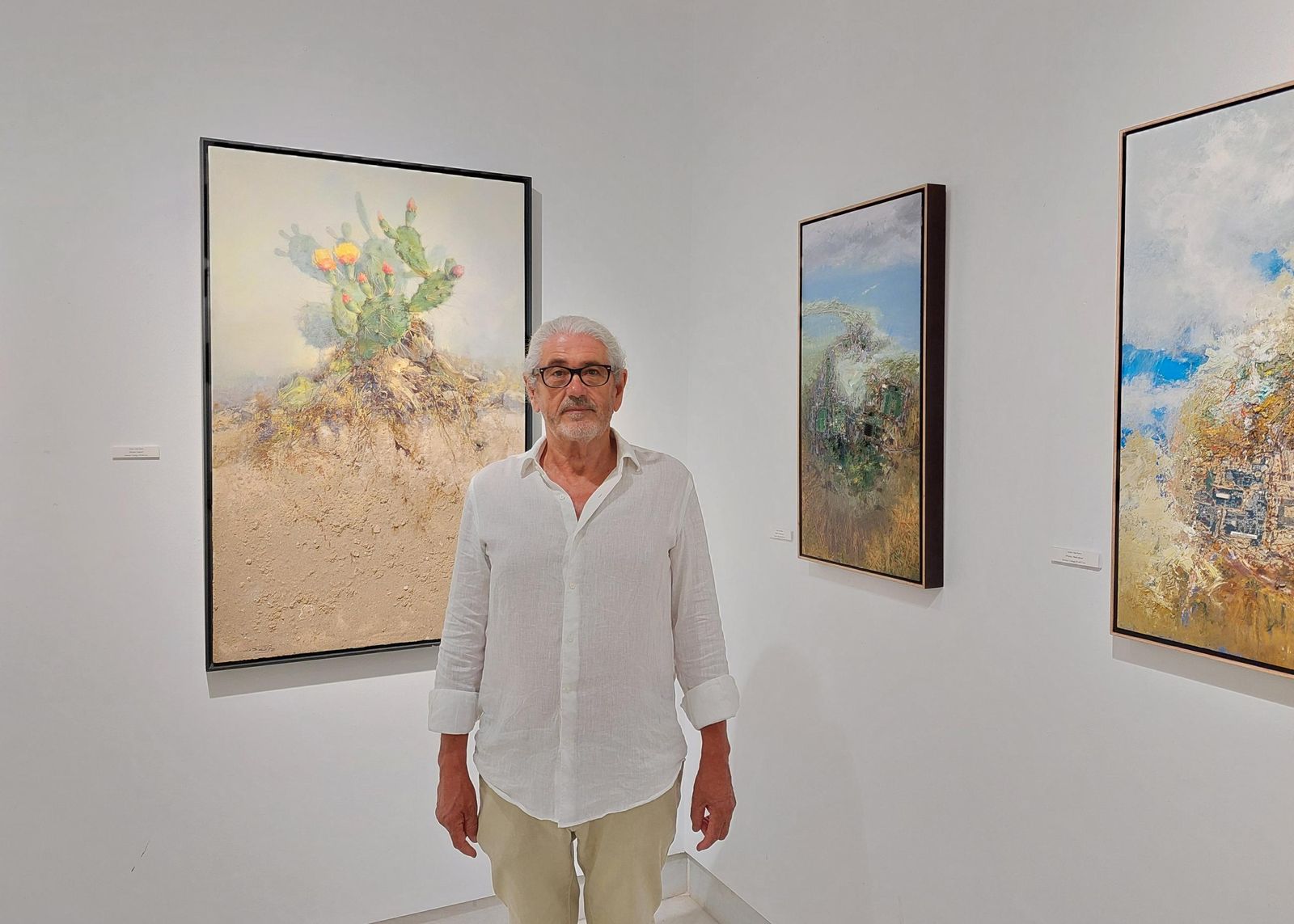 El pintor José Basto, ante algunas de sus obras expuestas en Rota.