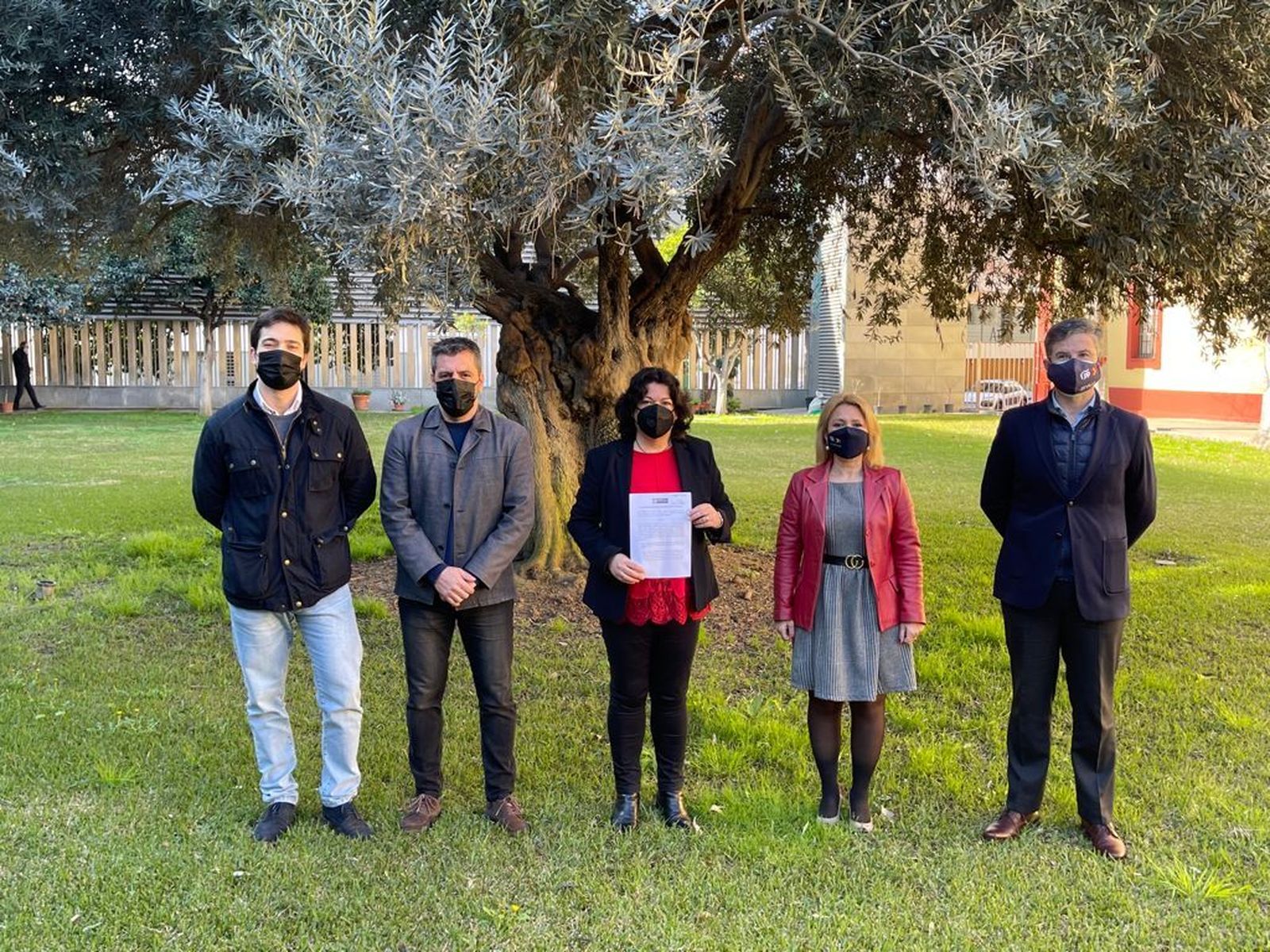 Los diputados del PP tras presentar la petición por registro en la Diputación de Sevilla.