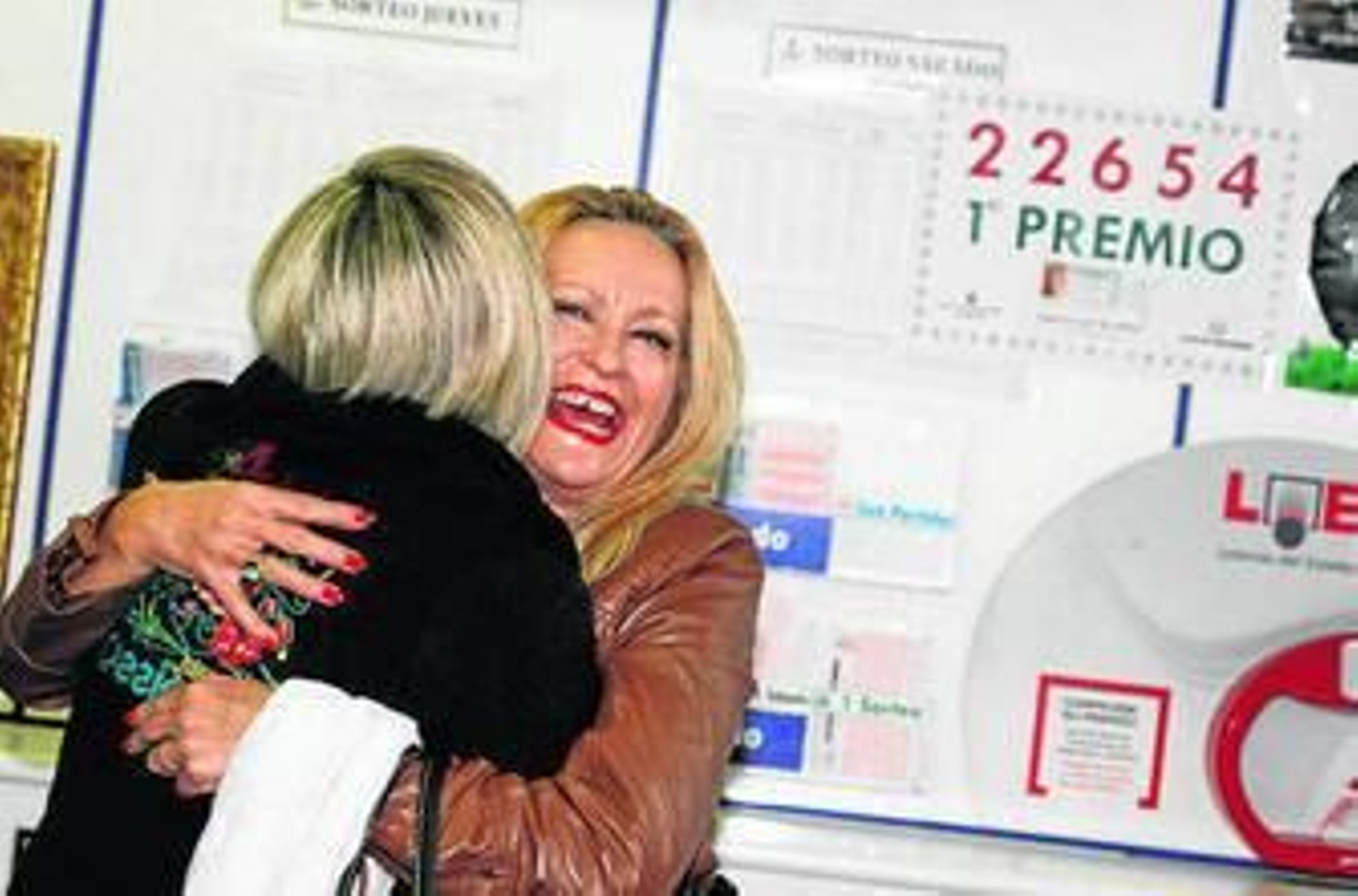 Joaquina Rubio celebró el premio junto a su familia y los delegados de la lotería.