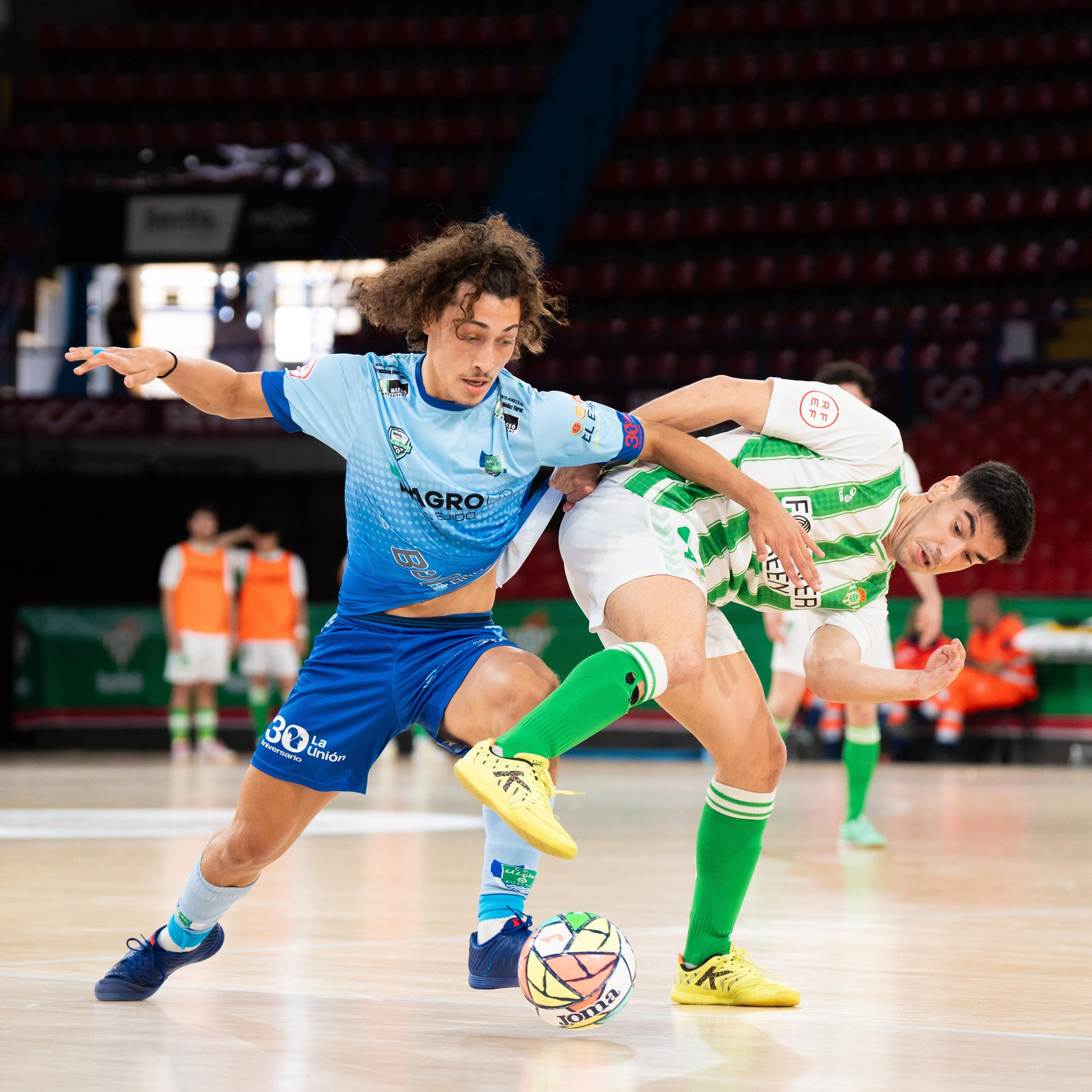 Amin trata de robar un balón a un jugador verdiblanco en el encuentro de la pasada jornada.