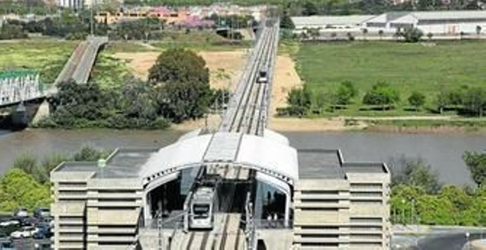 Un tren realiza su parada en la estación de San Juan Bajo de la línea 1 del Metro, mientras otro se dirige a la capital. Un tren realiza su parada en la estación de San Juan Bajo de la línea 1 del Metro, mientras otro se dirige a la capital.