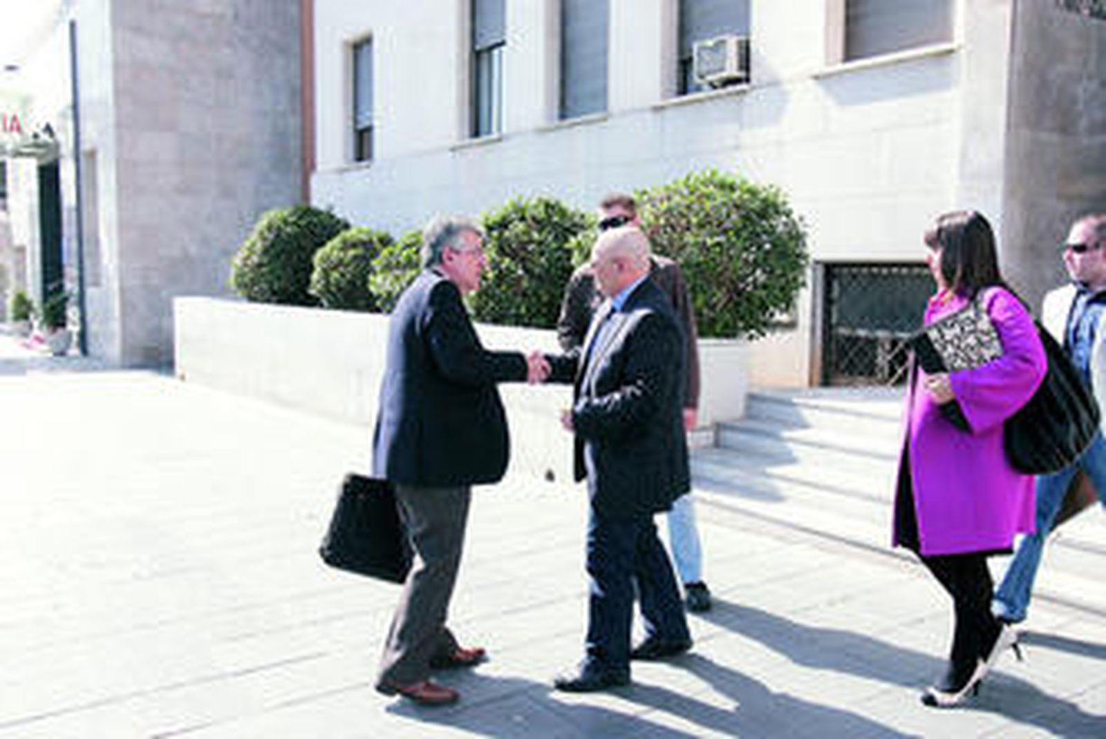 Juan José Asensio saluda a su letrado, Pablo Luna.