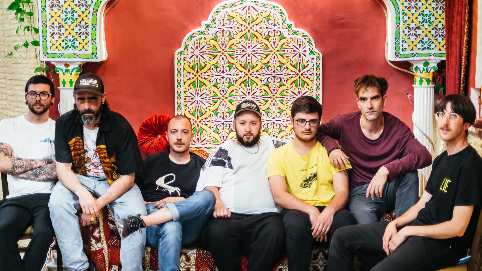 Los siete miembros de Califato 3/4, en una imagen promocional.