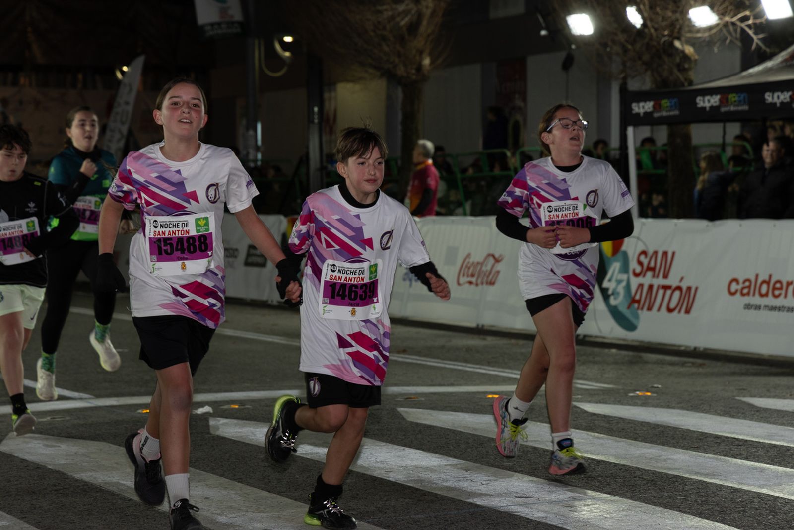 En imágenes: 2.000 atletas brillan con luz propia en la infantil de la Carrera de San Antón 2026