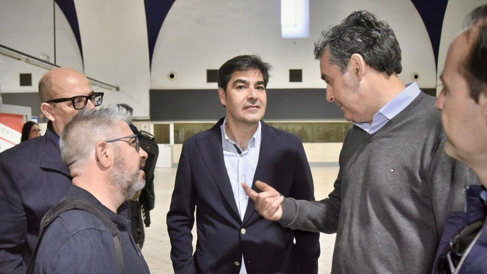 Ángel Haro atiende a los medios de comunicación.