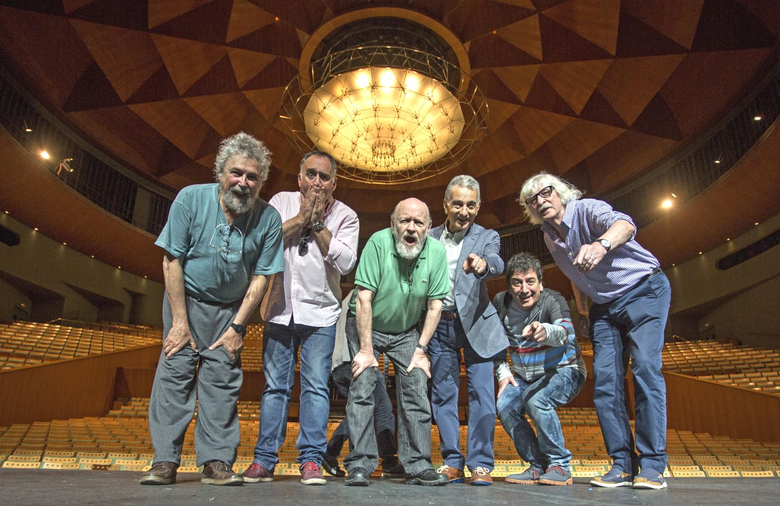 La formación actual de Les Luthiers, al completo.