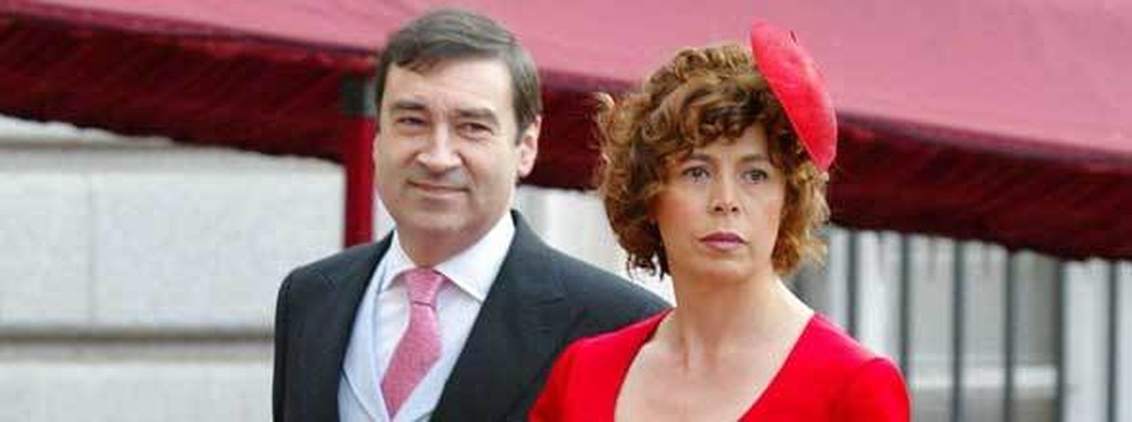 Ágatha Ruiz de la Prada junto a Pedro J. Ramírez en la boda de los Reyes. / AGENCIAS