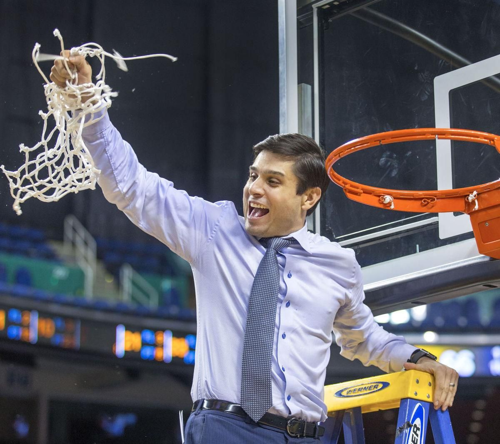 Wes Miller, tras ganar el título de conferencia con Greensboro. Wes Miller, tras ganar el título de conferencia con Greensboro.