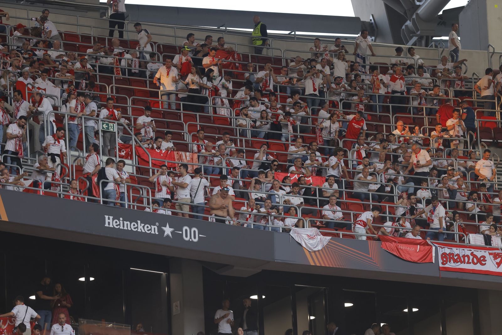 Búscate en las fotos del Sevilla-Roma