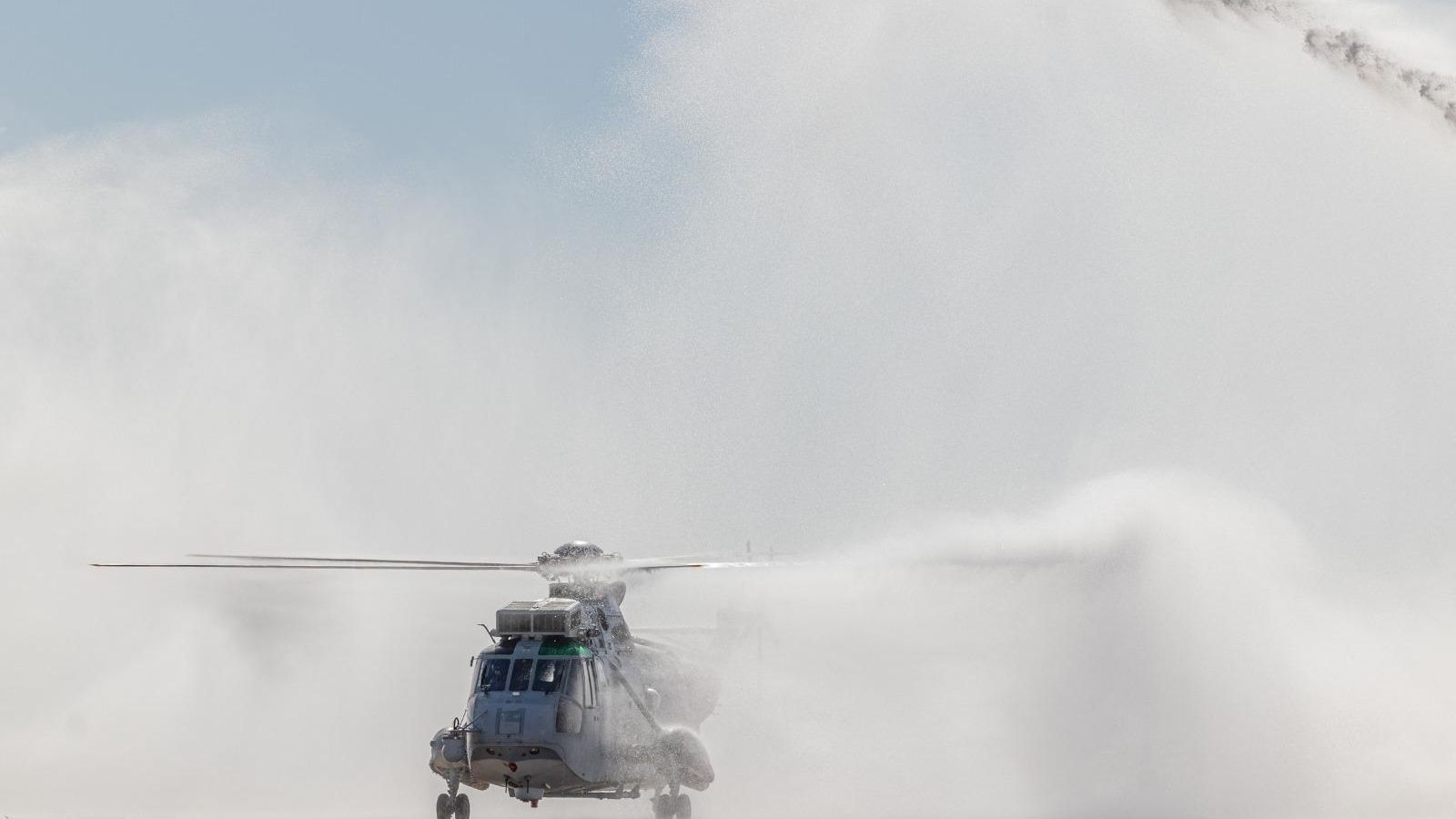 Uno de los SH3D pasa por debajo de los arcos de chorros de agua.