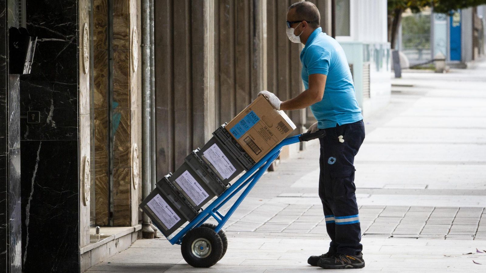 Un transportista entrega su carga en Granada durante el confinamiento