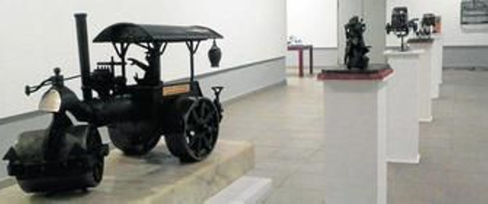 Algunas de las obras y el artista, en su primera exposición, con el cancel del castillo de Aracena en miniatura.