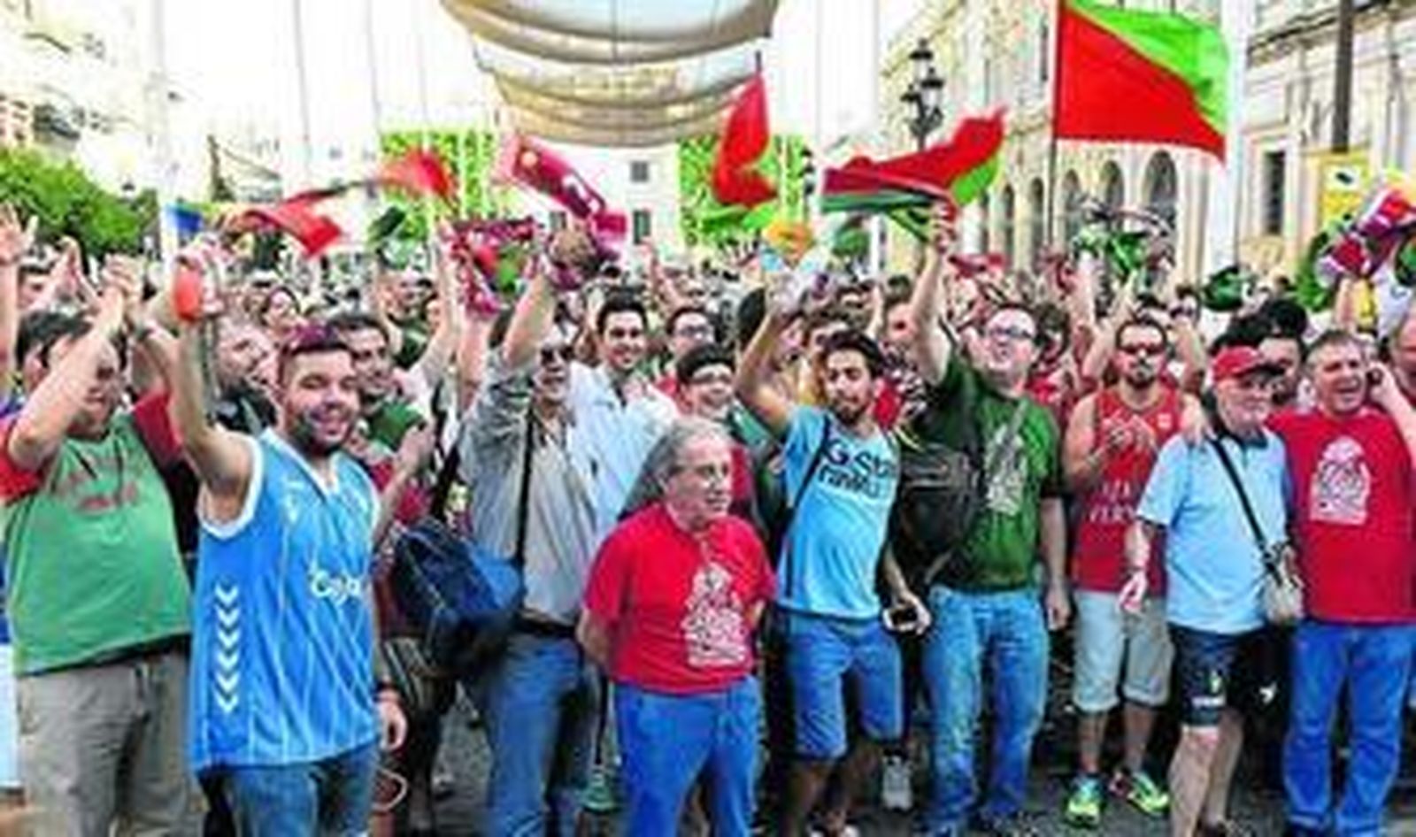 Los más de 400 cajistas que se movilizaron por su club.