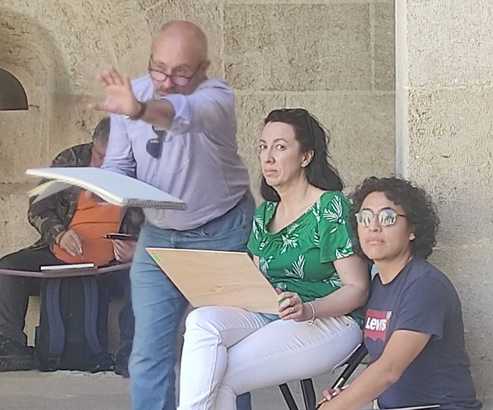 García de Acilu con dos participantes del ‘urban sketching’ en Almería