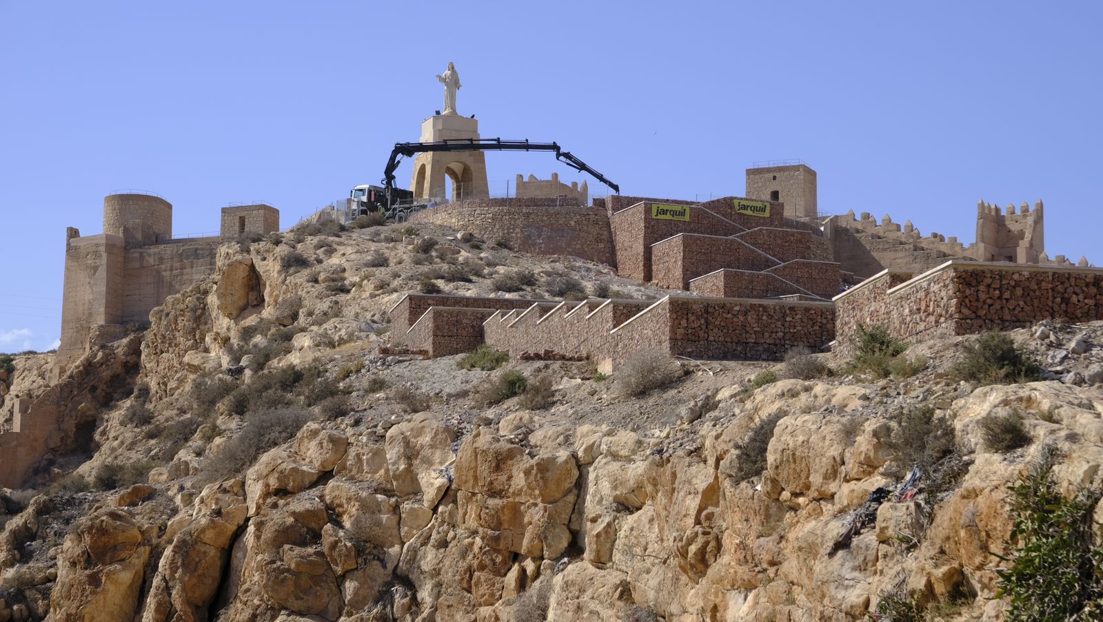 Los gaviones definen ya los senderos que recuperan las antiguas calles de ascenso al Cerro de San Cristóbal.