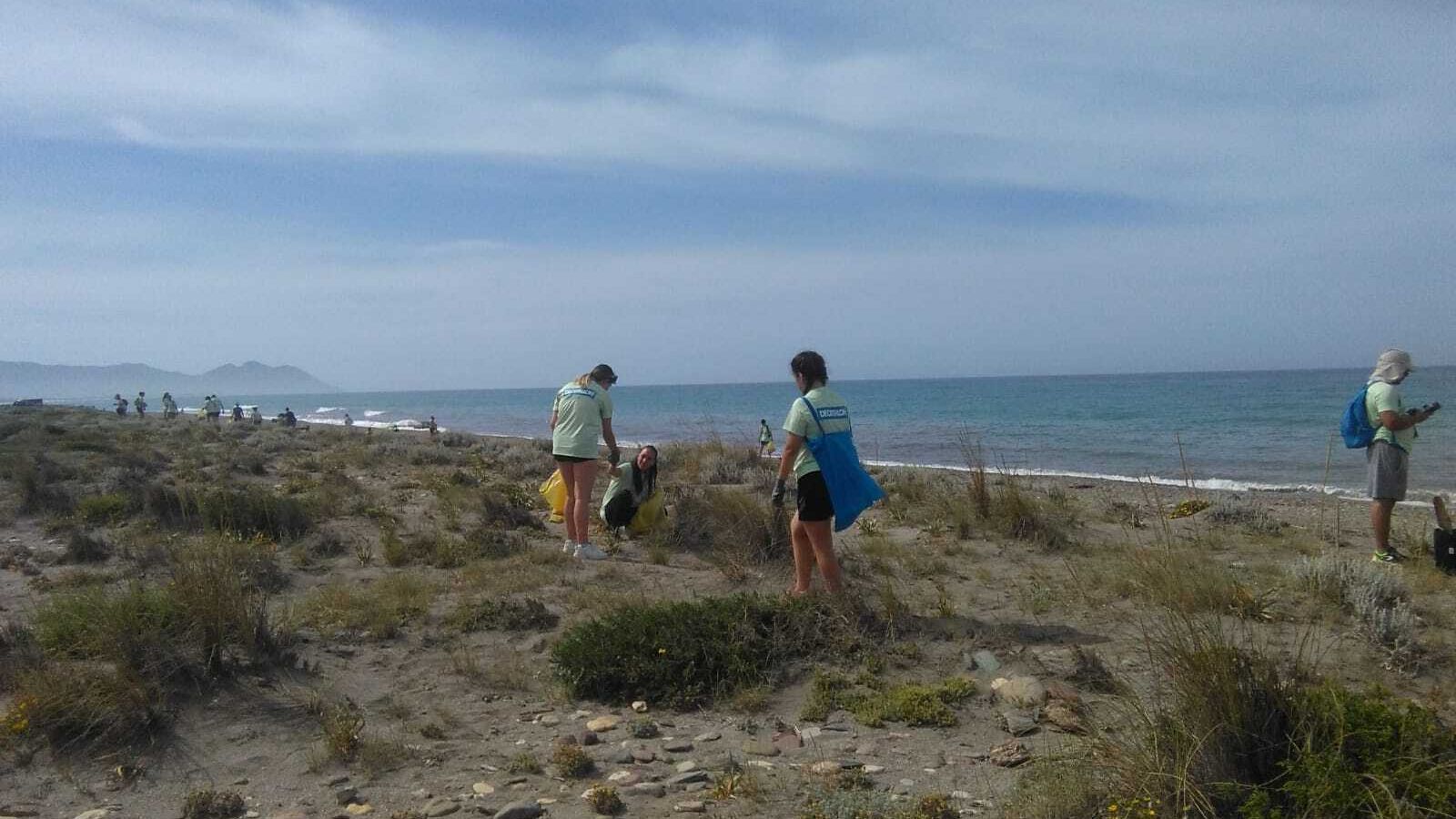 Una de las actividades de recogida de residuos en las playas de Almería