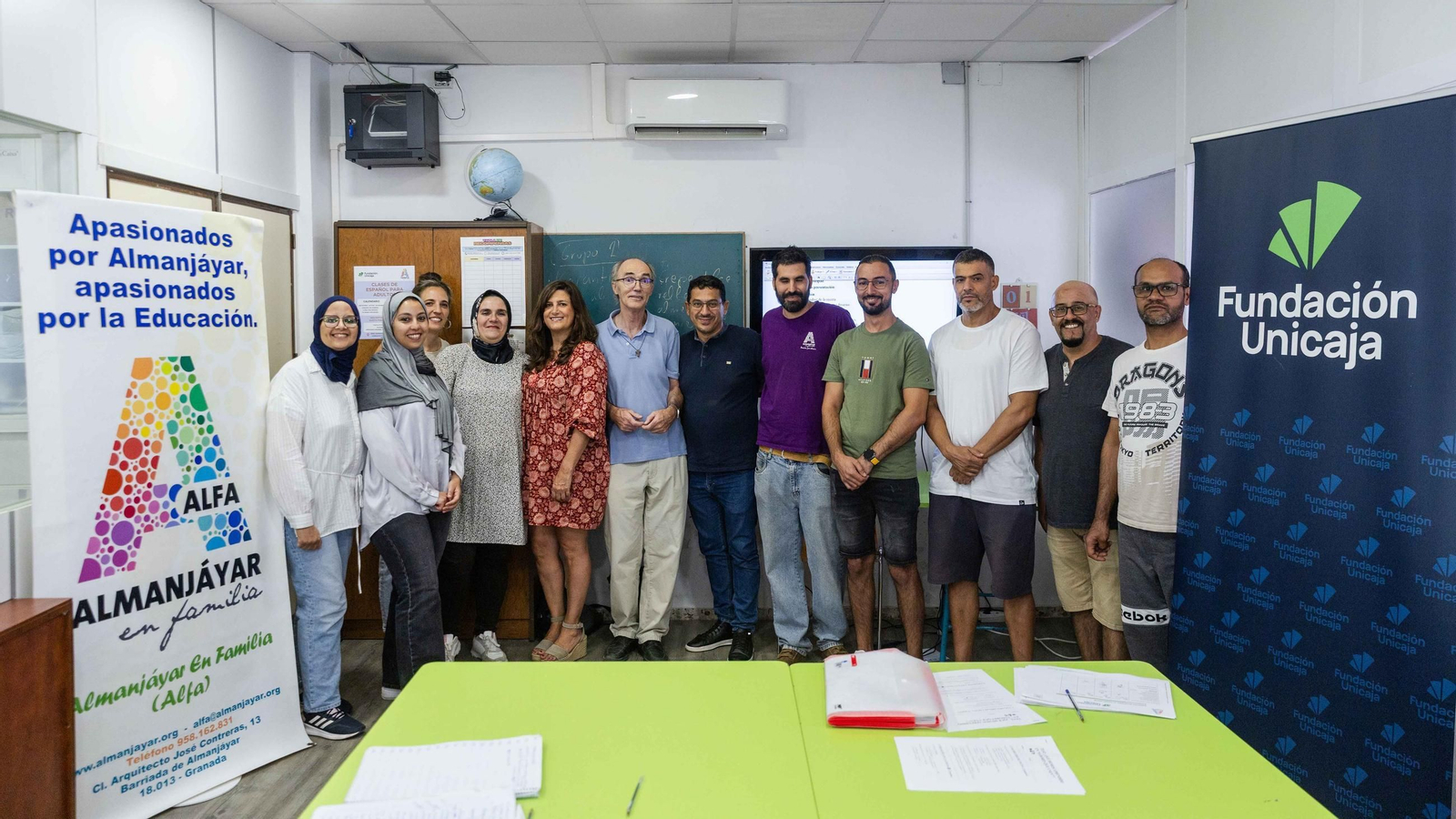 La responsable de Solidaridad e Investigación de la Fundación Unicaja, Ana Cabrera, y el presidente de ALFA, Juan Carlos Carrión, visitan una de las clases de español en la sede de la entidad.
