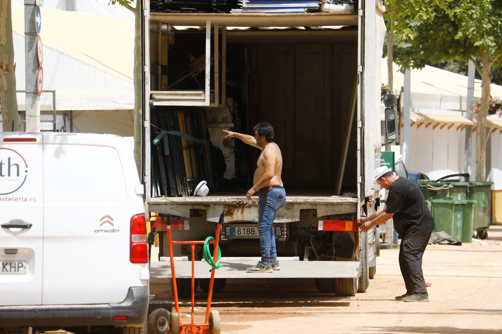 El desmontaje de las casetas de la Feria de Córdoba en El Arenal, en imágenes