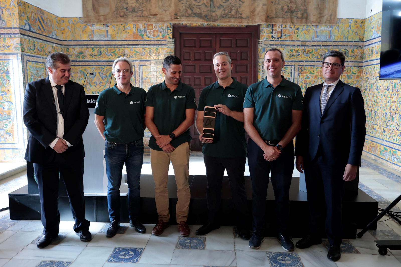 Foto de familia con el equipo encargado de la Misión Alpha.