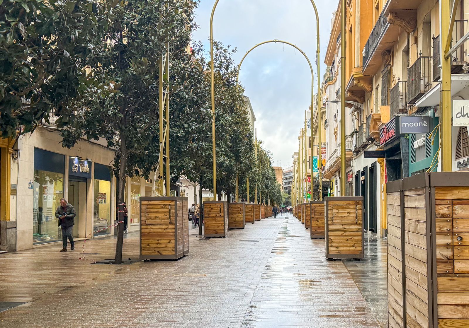 Las fuertes rachas de viento y la lluvia dejan las calles de Córdoba vacías