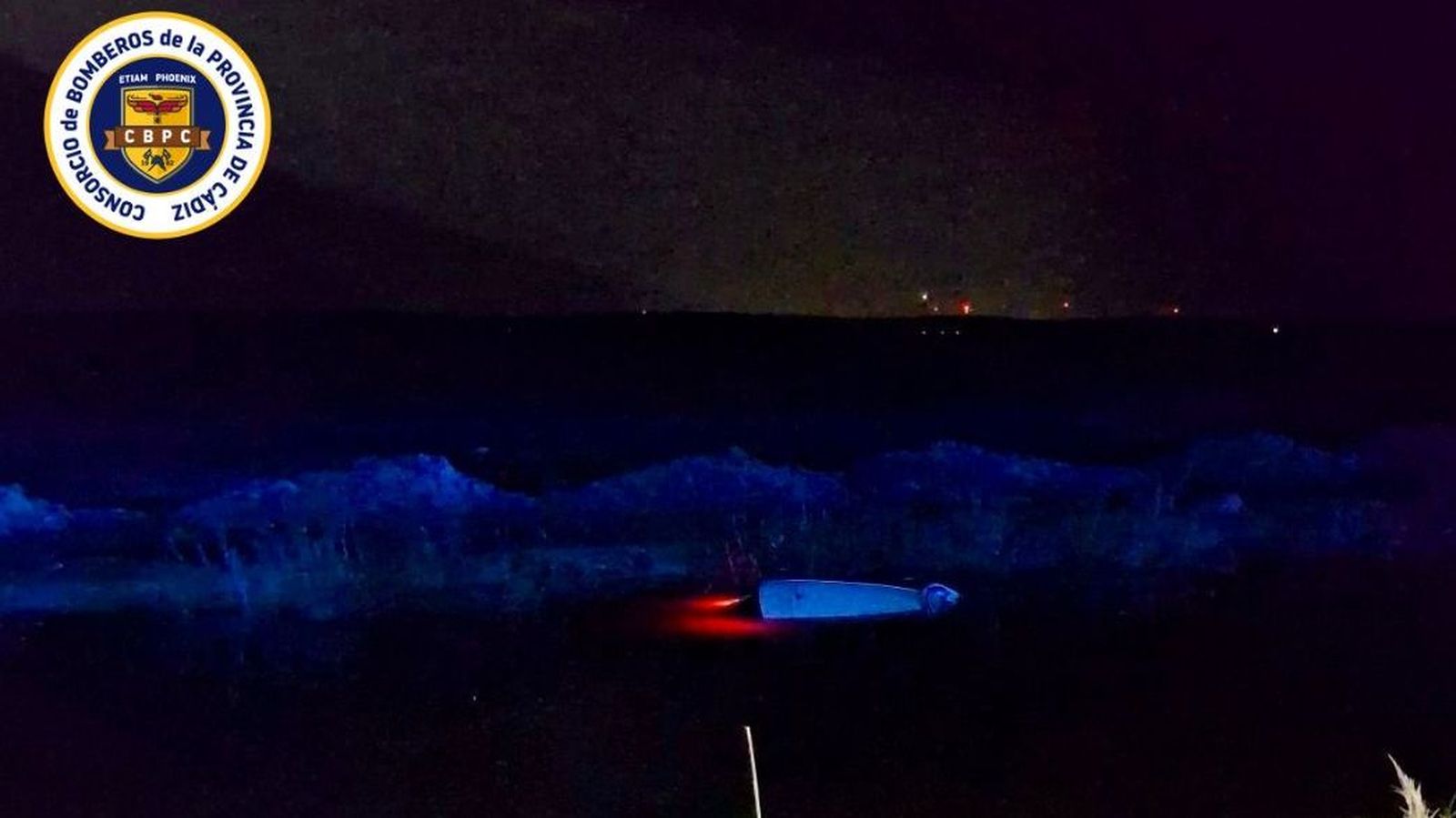 Vehículo prácticamente hundido en el canal.