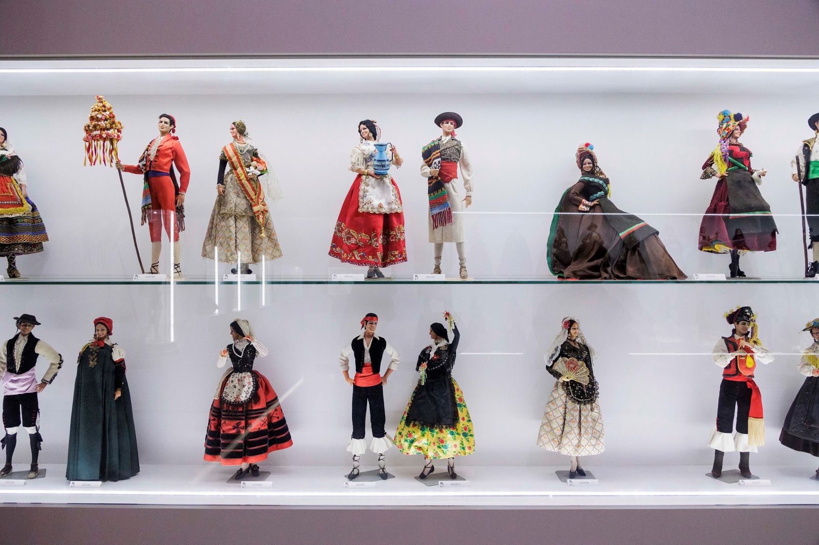 Otras secciones y muñecas de interés en la colección, situada en una de las alas del Centro de Interpretación del Vino y la Sal de Chiclana.