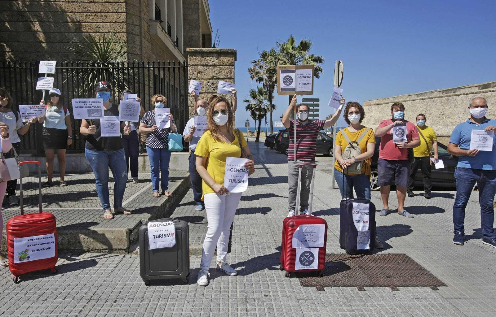 Un instante de la concentración a las puertas de la Subdelegación del Gobierno en Cádiz.