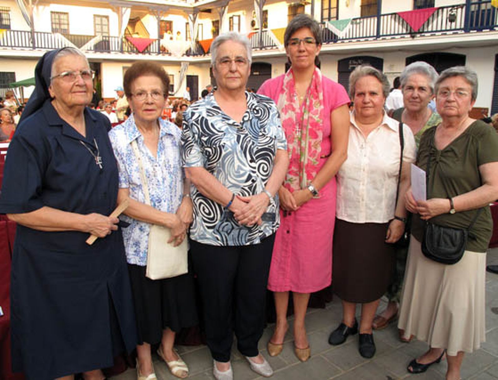 Religiosas del Colegio Cristo Rey, premiado como institución honorífica en esta edición de la Velá.

Foto: Victoria Ramírez