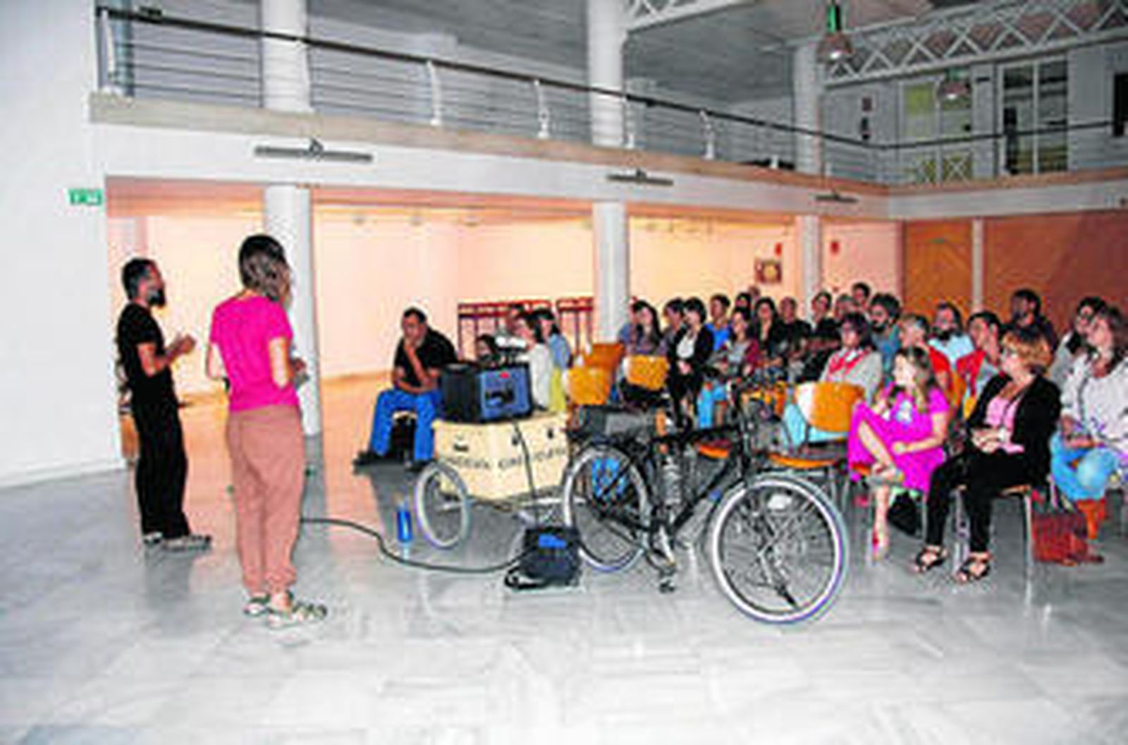 Carmelo e Isabel, ayer en el centro cultural Alfonso X El Sabio con su 'cinecicleta'.