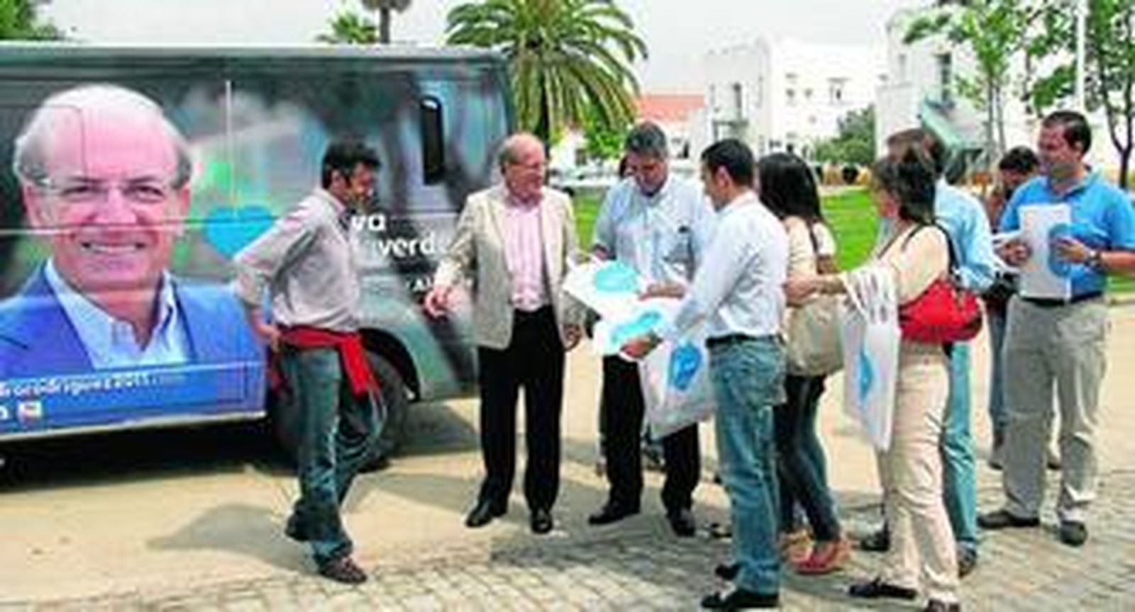 Pedro Rodríguez, ayer junto a parte de su equipo, se dispone a repartir material electoral en la Universidad.