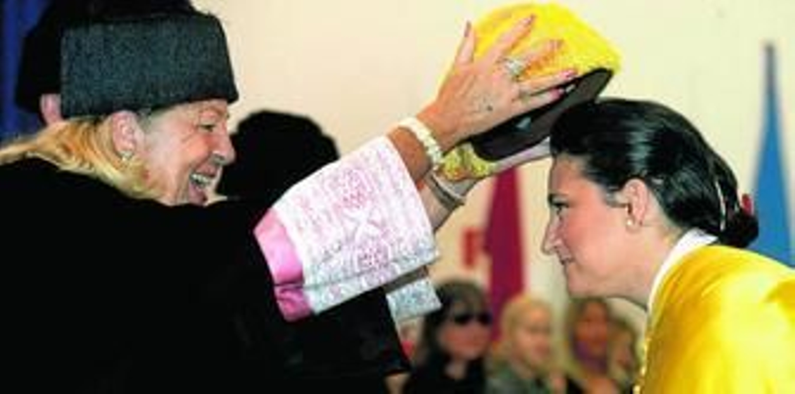 La rectora impone el birrete a una profesora de la UMA durante la inauguración del curso universitario.