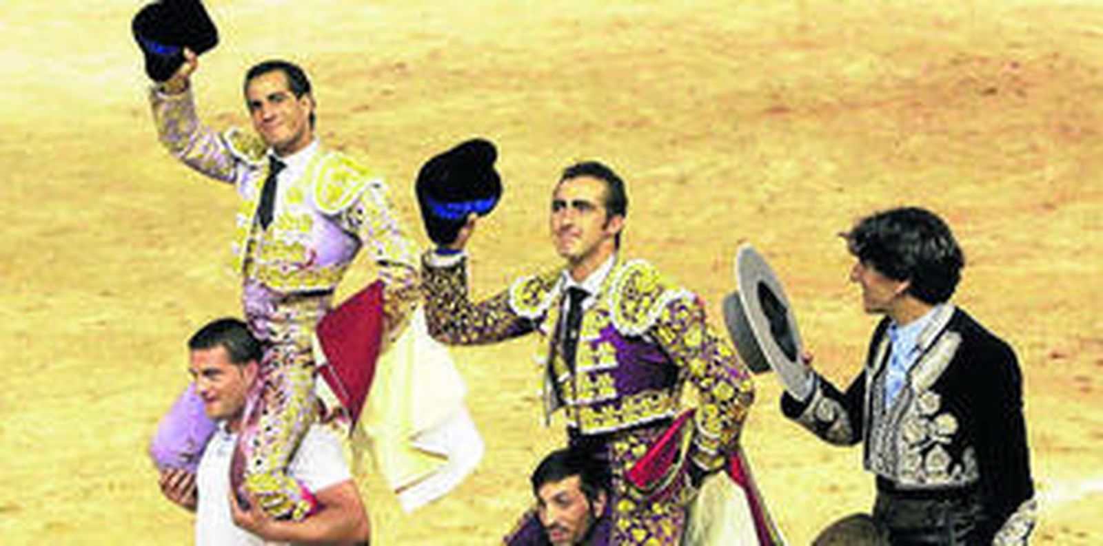 Fandiño, El Fandi y Ventura, en su salida a hombros en La Coruña.