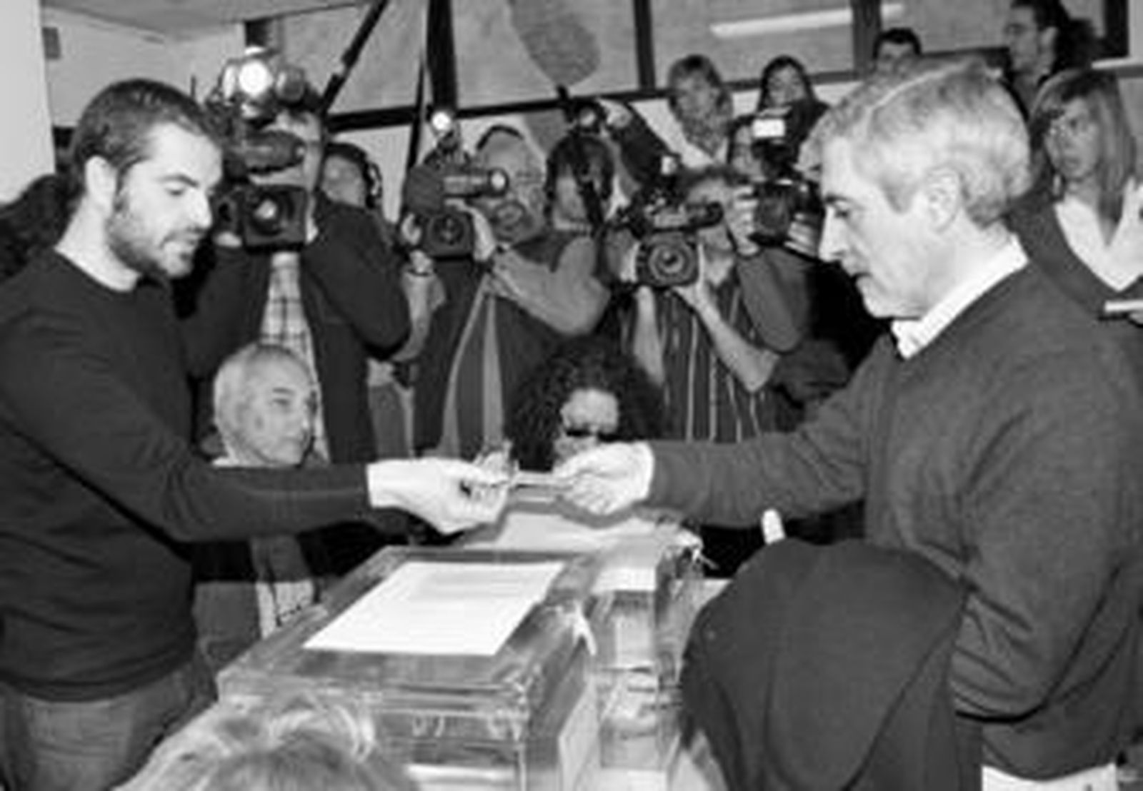 Gaspar Llamazares deposita su papeleta en un colegio madrileño.