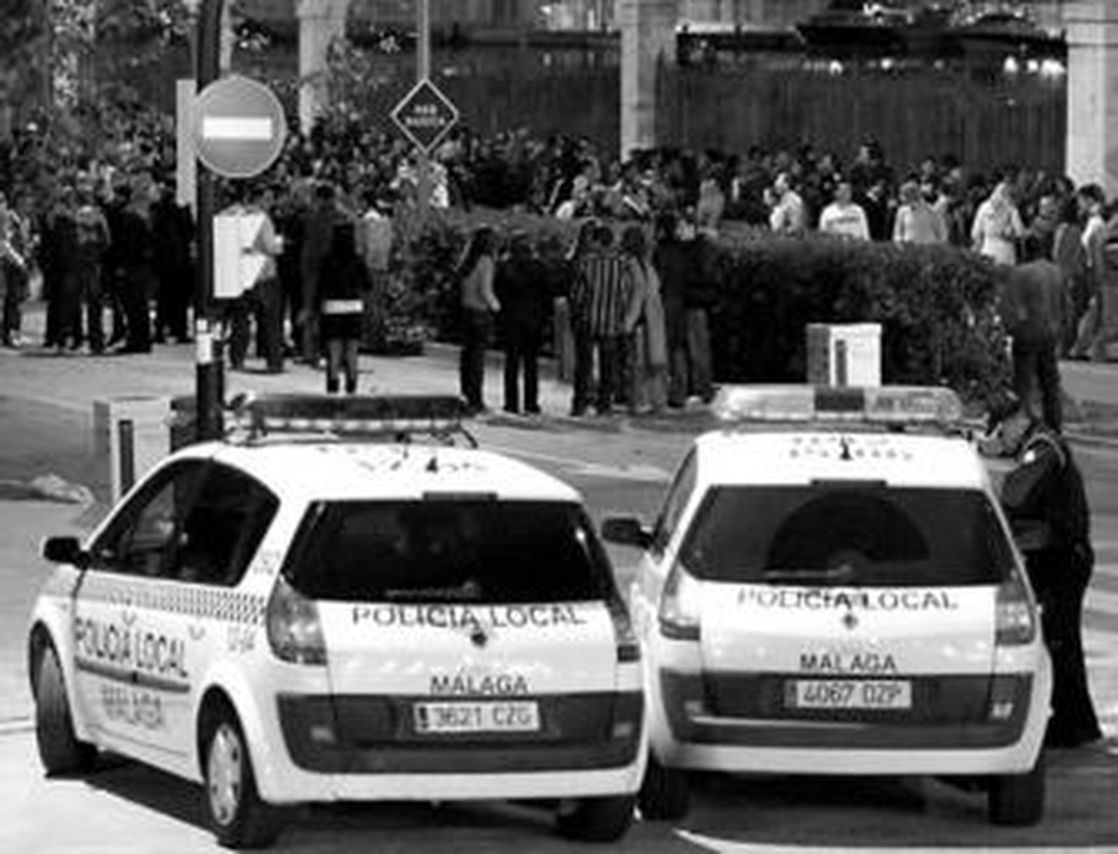 Dos coches de la Policía Local de Málaga en el Paseo de los Curas.