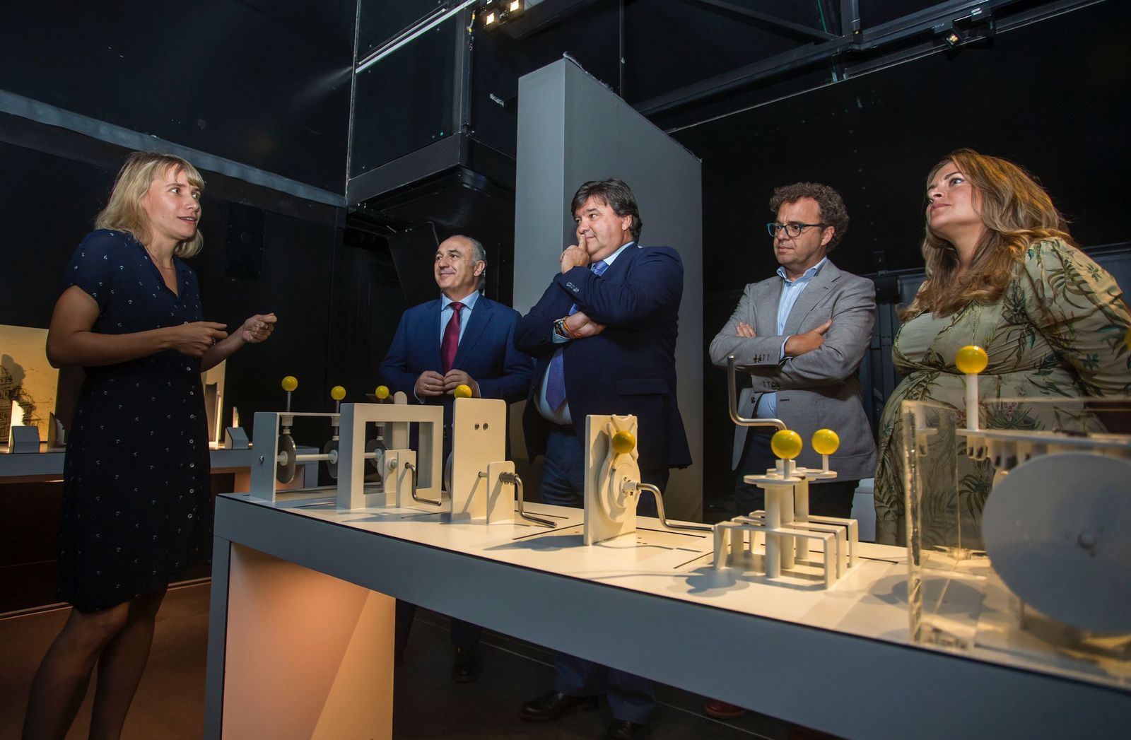 Explicaciones durante la visita a la exposición.