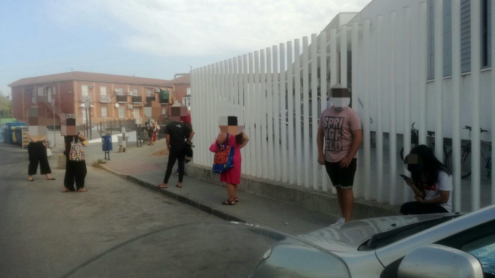 Colas a las puertas del centro de salud de La Algaba.