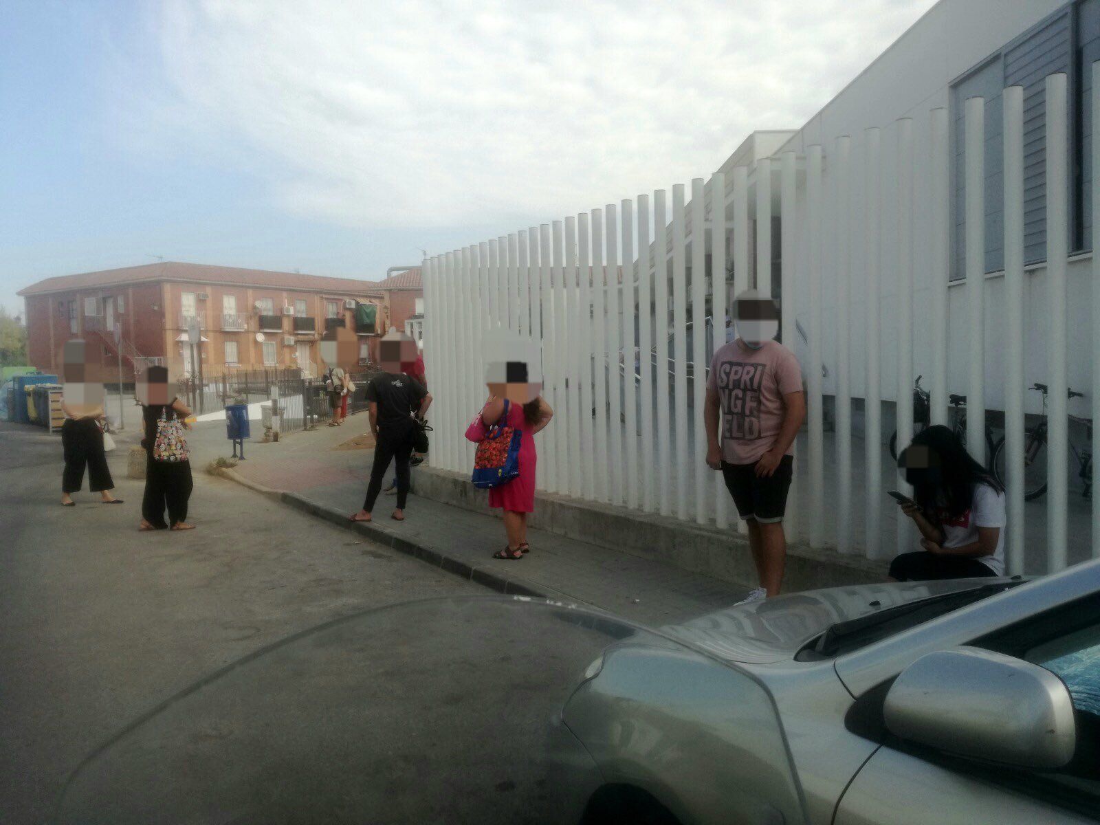 Colas a las puertas del centro de salud de La Algaba.